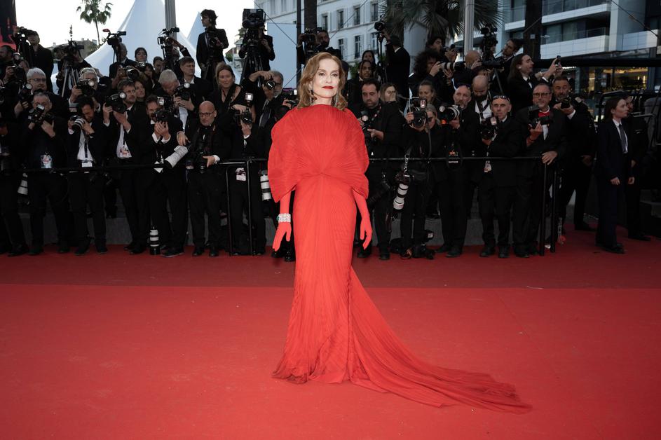 Cannes red carpet u znaku crvenih, zlatnih i princeza haljina, uz par iznimki inspiriranih smokingom
