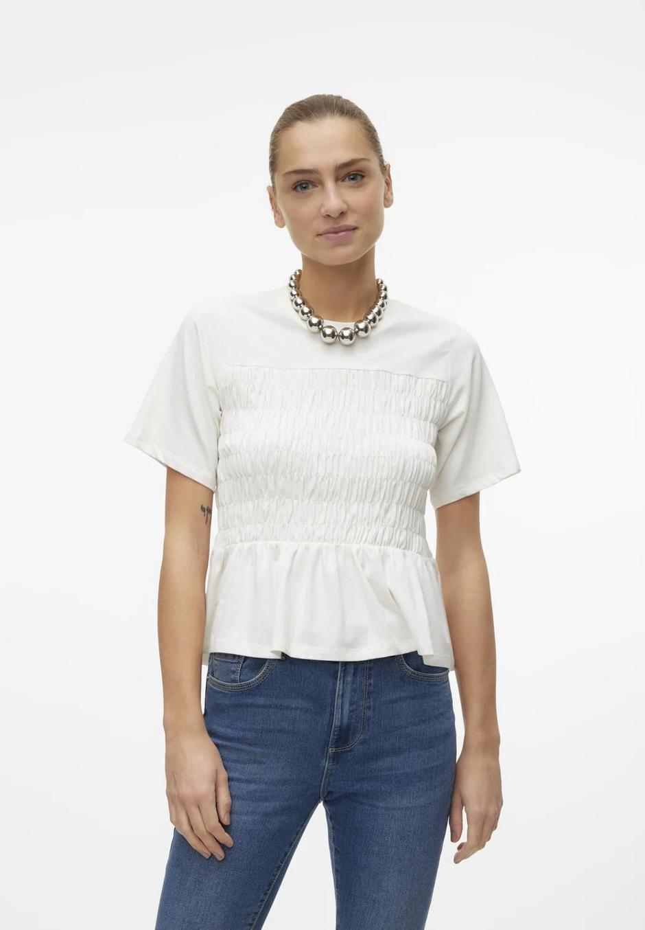 Foto: Zalando/ Vero Moda, bijela majica s nabranim dijelom (25,59 eura) | Autor: 