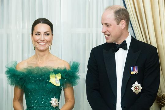 U svjetlucavoj smaragdnoj haljini Kate Middleton usitinu je zasjala poput buduće kraljice
