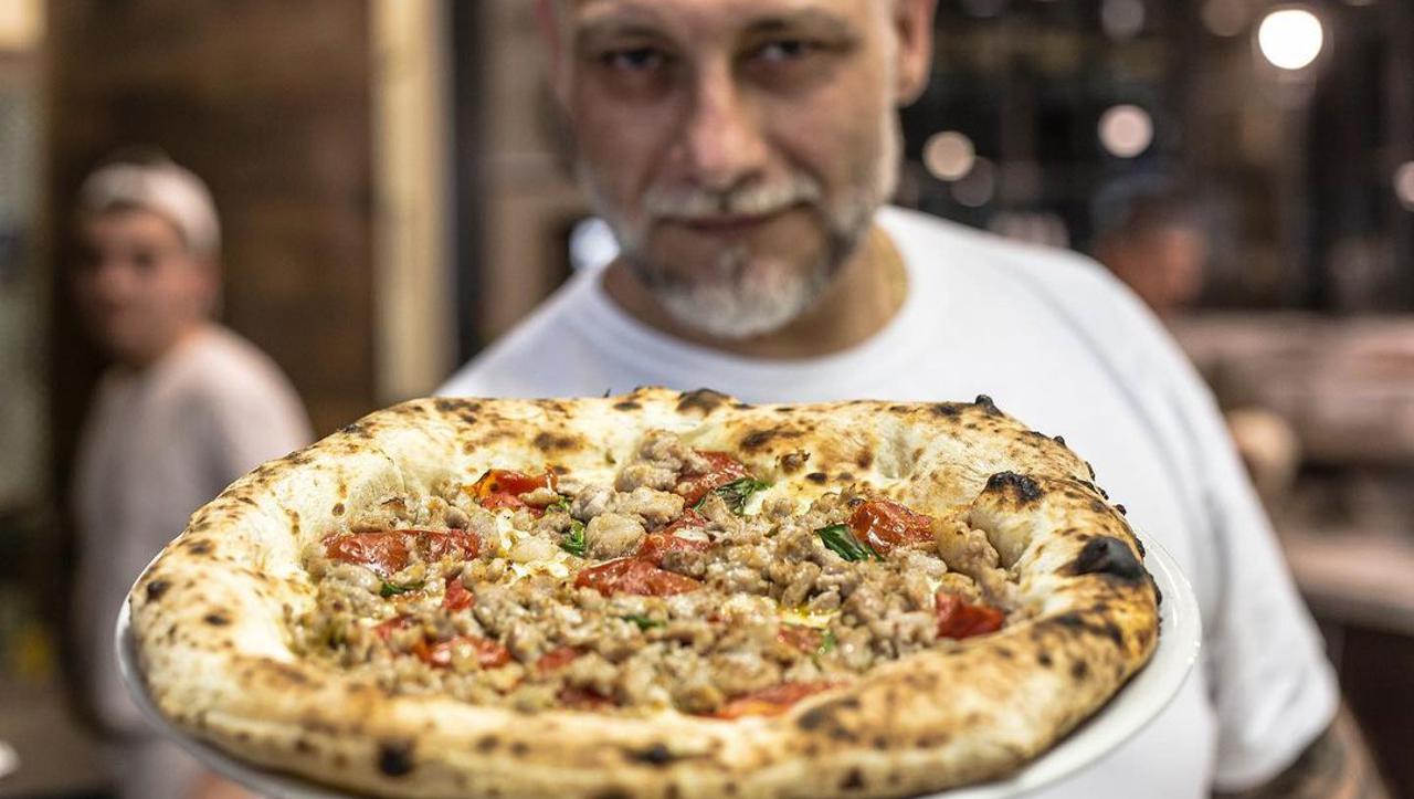 U napuljskoj pizzeriji 'I Masanielli' Francesca Martuccija poslužuje se službeno najbolja pizza na svijetu