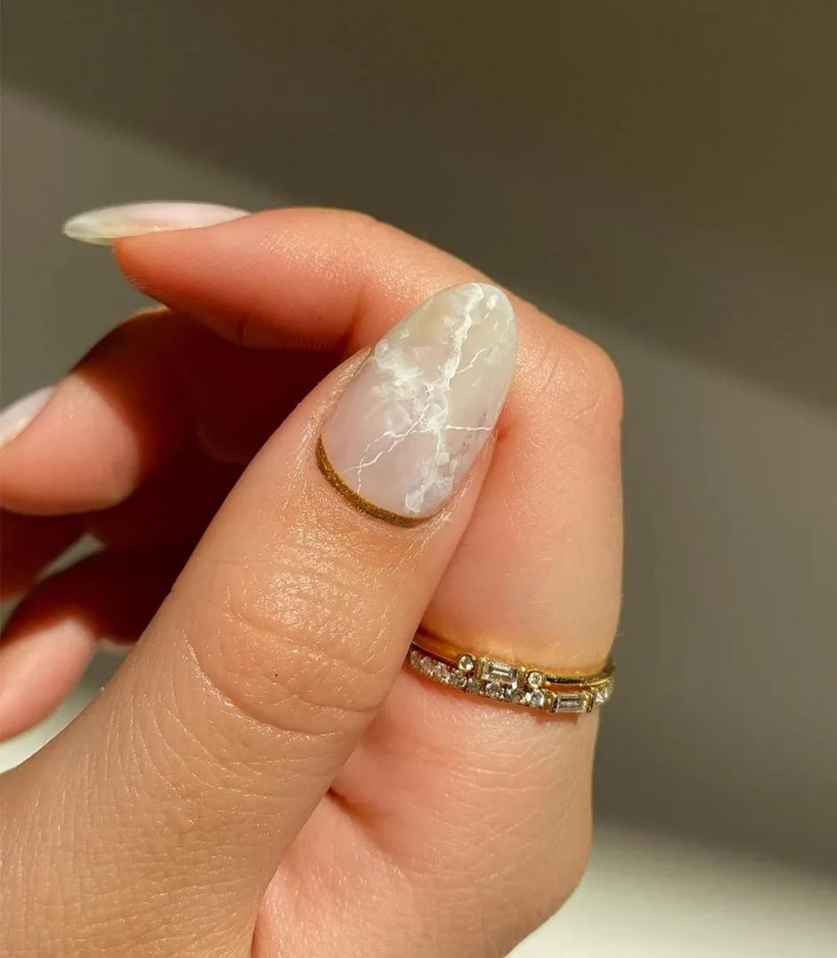 Foto: Instagram @amyle.nails, bijela mramor manikura | Autor: 