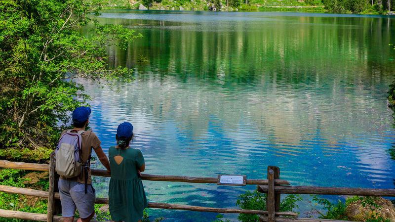 Izlet u planine za koji ne mora&scaron; biti planinar: &scaron;etnja uz smaragdno zeleno jezero Lago di Carezza