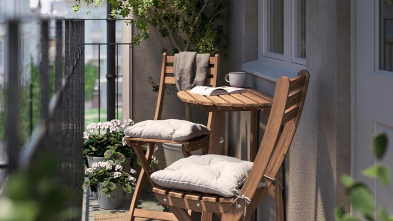 I najmanji balkon bit &cacute;e funkcionalan s ovim IKEA setom. Stol savr&scaron;eno prianja uz zid, a stolice su sklopive