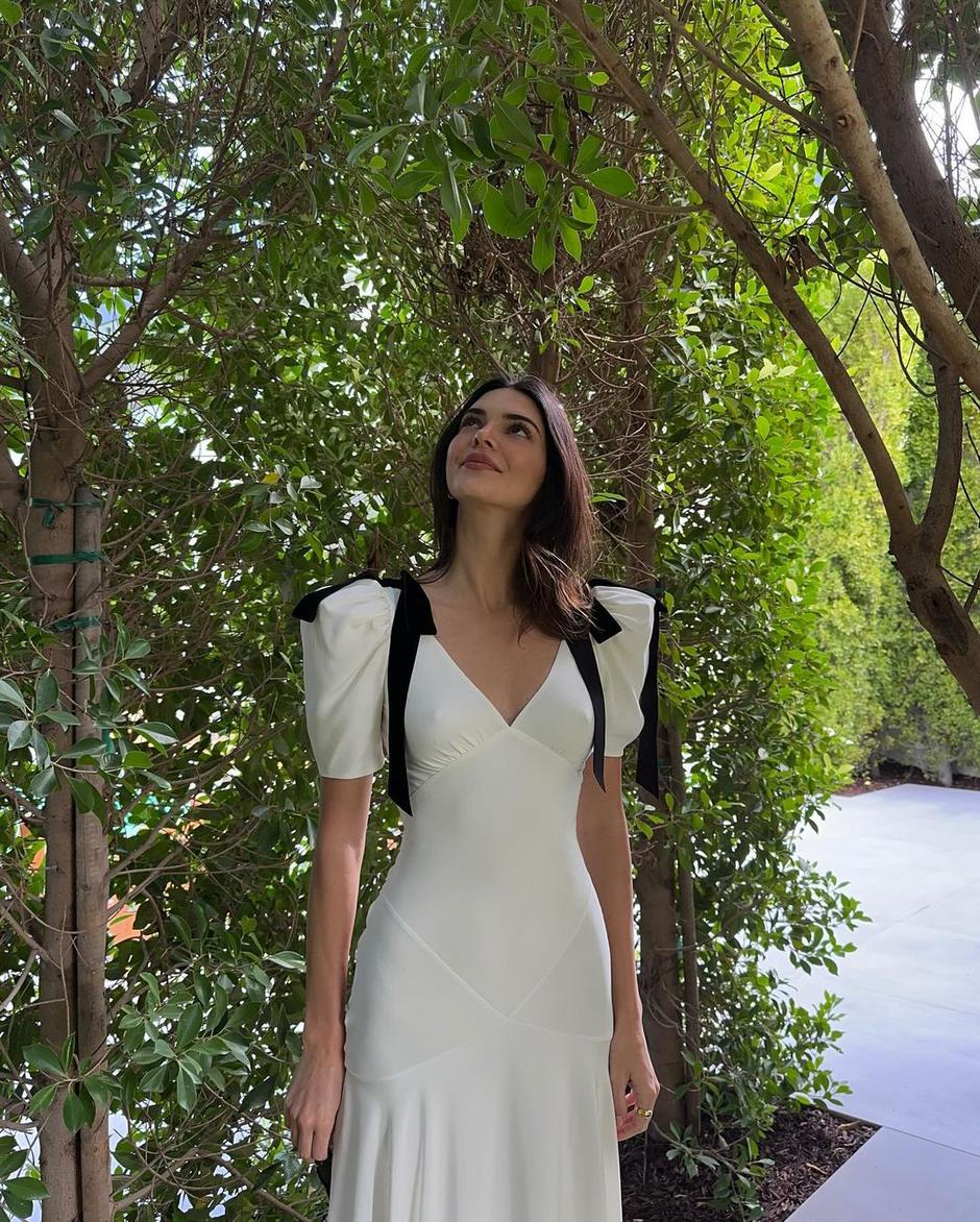 Foto: Instagram @kendalljenner, bijela duga haljina s mašnicama | Autor: Instagram @kendalljenner