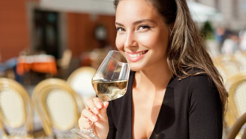 Alkohol nas čini ljepšima i privlačnijima! Može li bolji razlog za popiti jednu časicu?