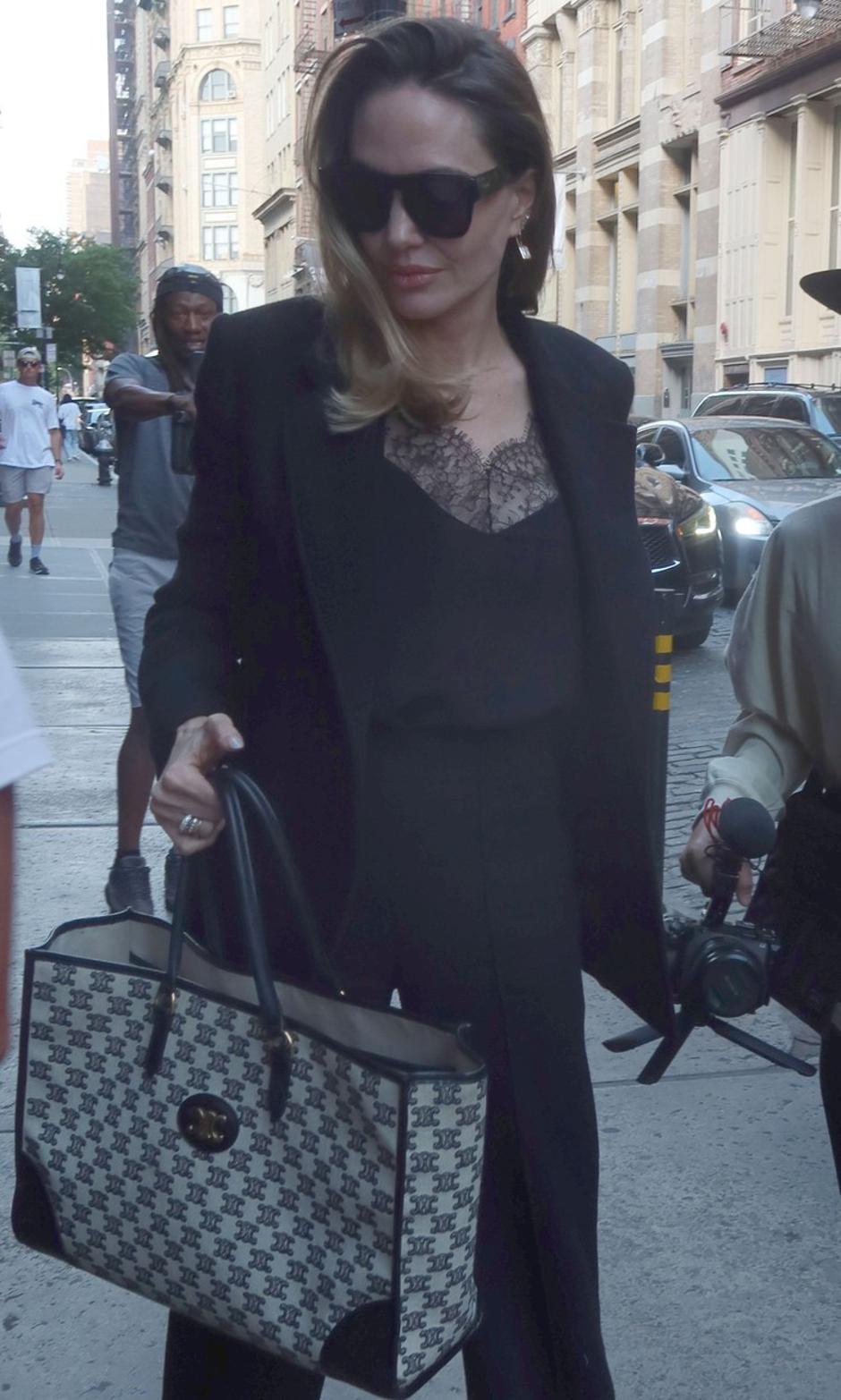 Angelina Jolie u šetnji Rimom nosi prekrasnu ysl torbu vrijednu