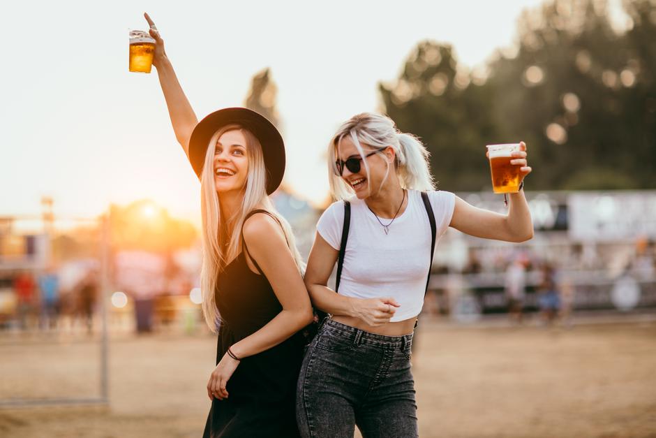 Uz alkohol se često zabavlja | Autor: Shutterstock