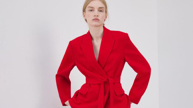 U ormar definitivno dodajemo crveno odijelo sa &scaron;alom iz Manga! S veli&ccaron;inama do 4XL idealno je za svaki stas!