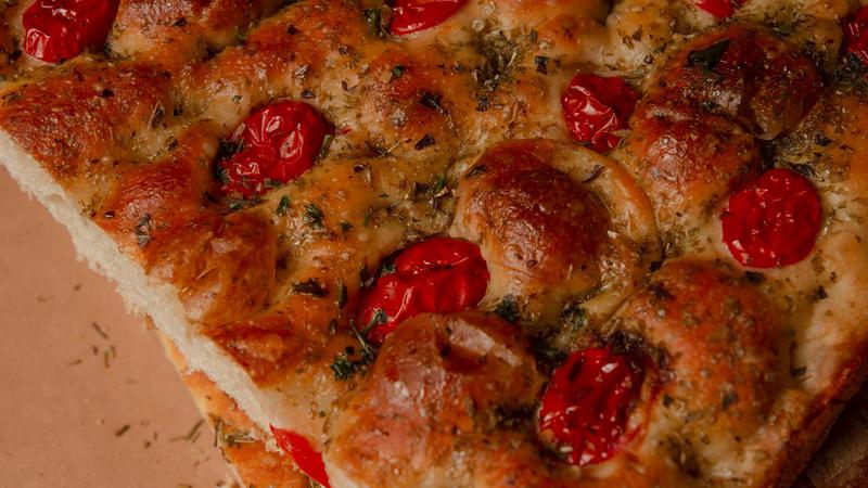 Recept za focacciu Jamieja Olivera jedan je od najtra&zcaron;enijih. Evo kako ga pripremiti