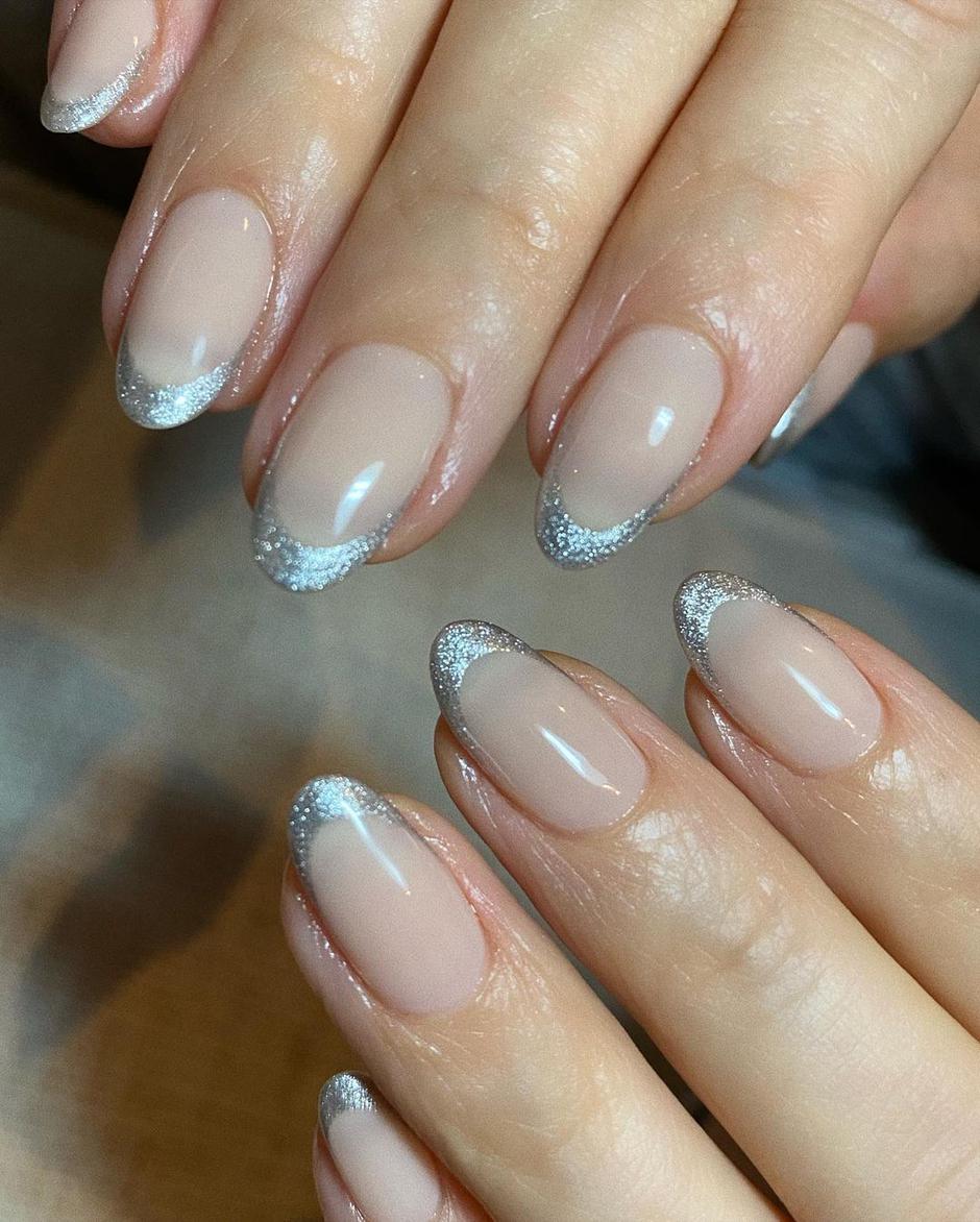 srebrna manikura na celebrityjima | Autor: Instagram @kimkimnails
