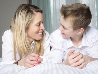 Majka dopušta autističnom tinejdžeru da spava s njom u krevetu