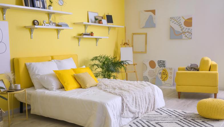 Spavaća soba žutih zidova