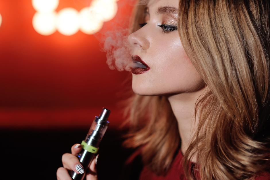 Viping, pušenje e-cigareta | Autor: Shutterstock