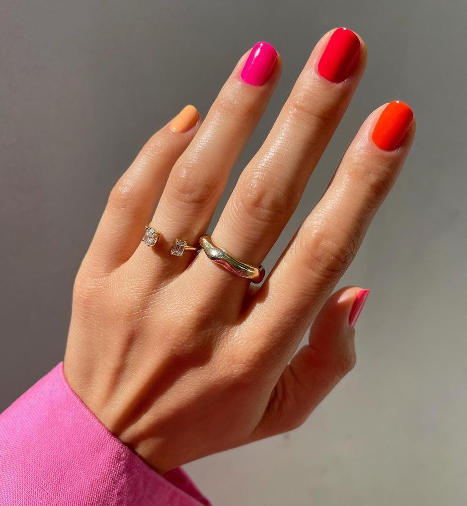 crveni i pink nokti | Autor: Instagram @betina_goldstein