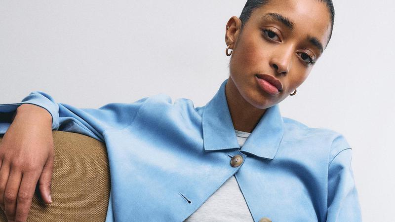 Umjetna ko&zcaron;a u boji vedrog neba &ndash; prona&scaron;li smo jaknicu s dobrom prognozom