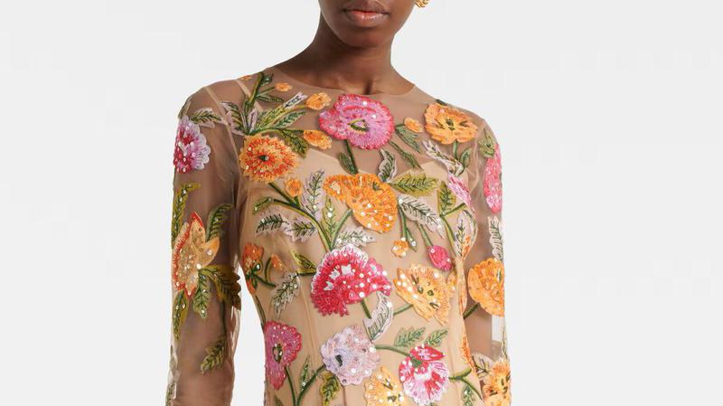 Ova Cruise 2026. haljina Caroline Herrere obavija tijelo poput nje&zcaron;nog pla&scaron;ta od latica