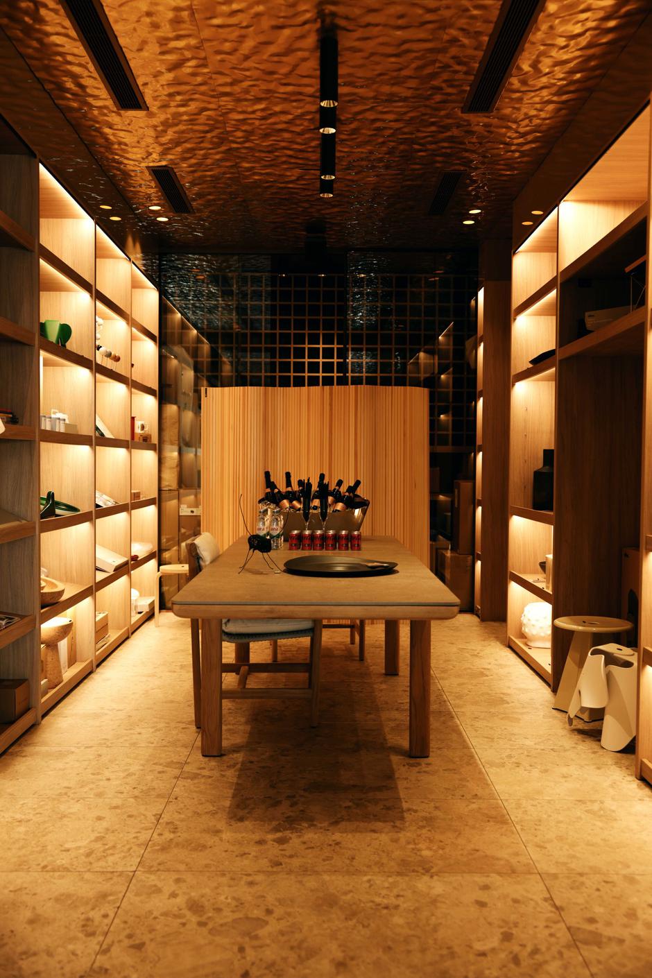  | Autor: V528 concept store