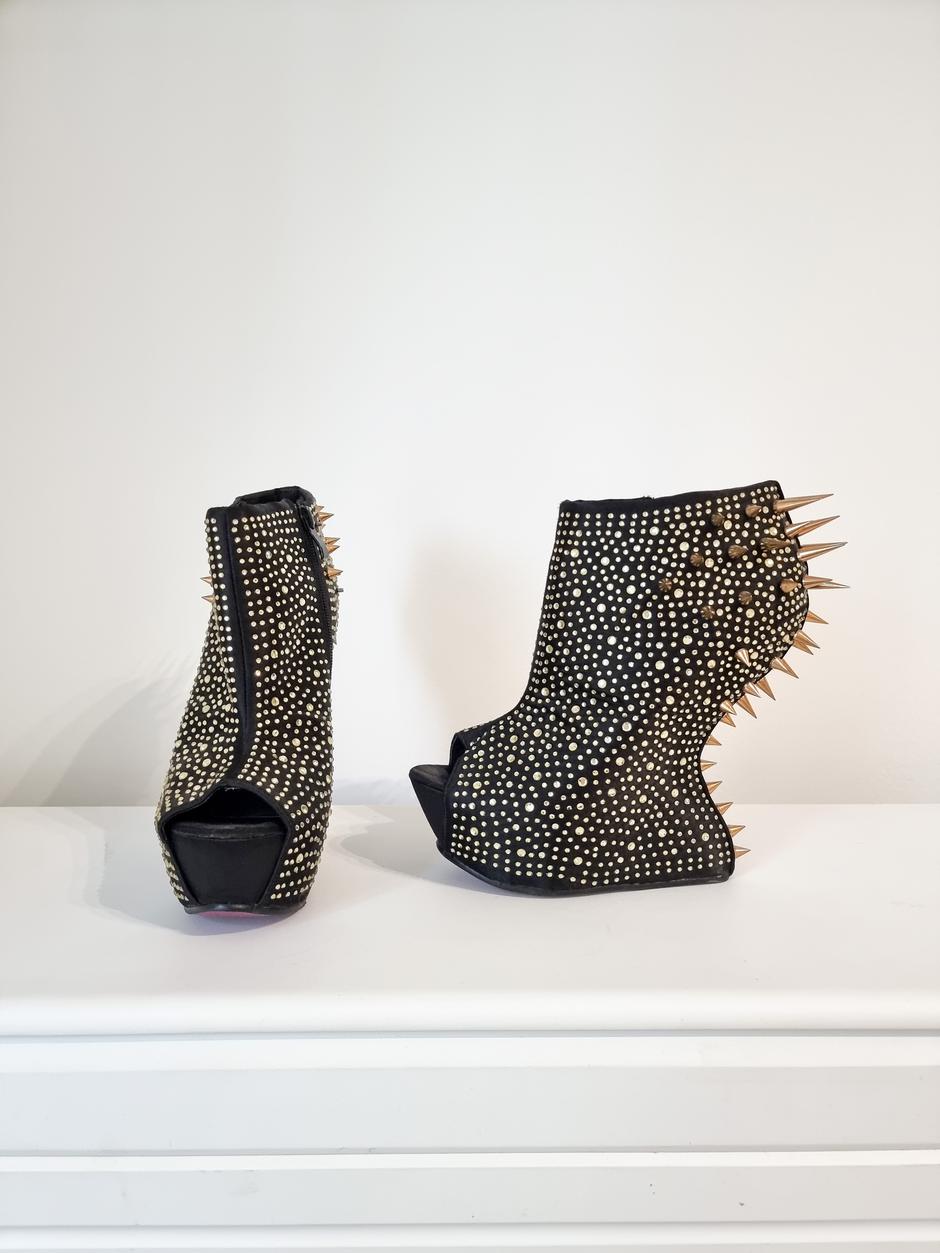 cipele sa šiljcima | Autor: Andrea Andrassy