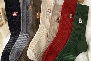 FOTO: Čarape s blagdanskim motivima super su poklon (posebno za secret Santu). Evo 17 odličnih