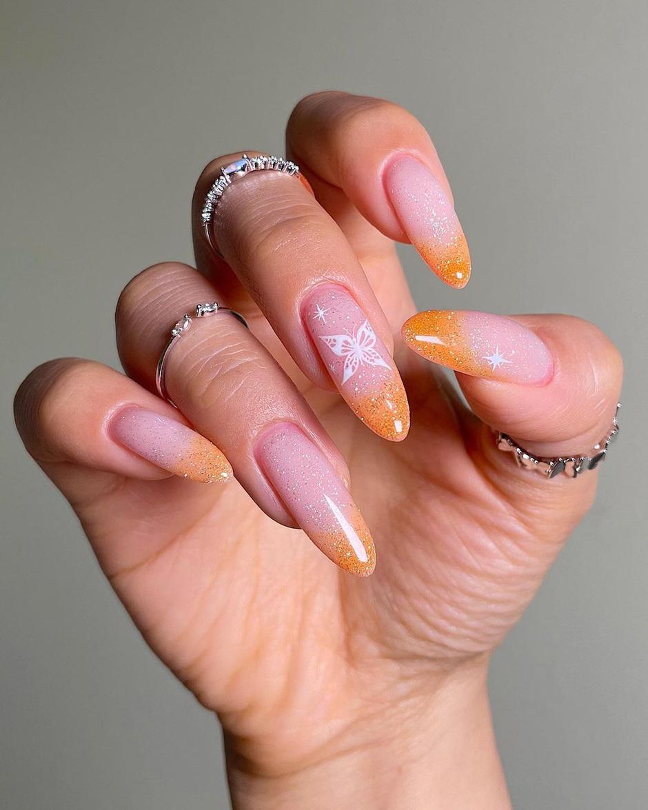 peach fuzz manikura | Autor: Instagram @sansungnails