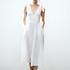 FOTO:  Bijele prozračne haljine su osnovni komad svakog ormara tijekom ljeta
