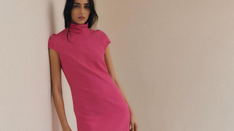 Ru&zcaron;i&ccaron;asta haljina iz high streeta je hit &ndash; ima moment iznena&dstrok;enja koji mijenja siluetu