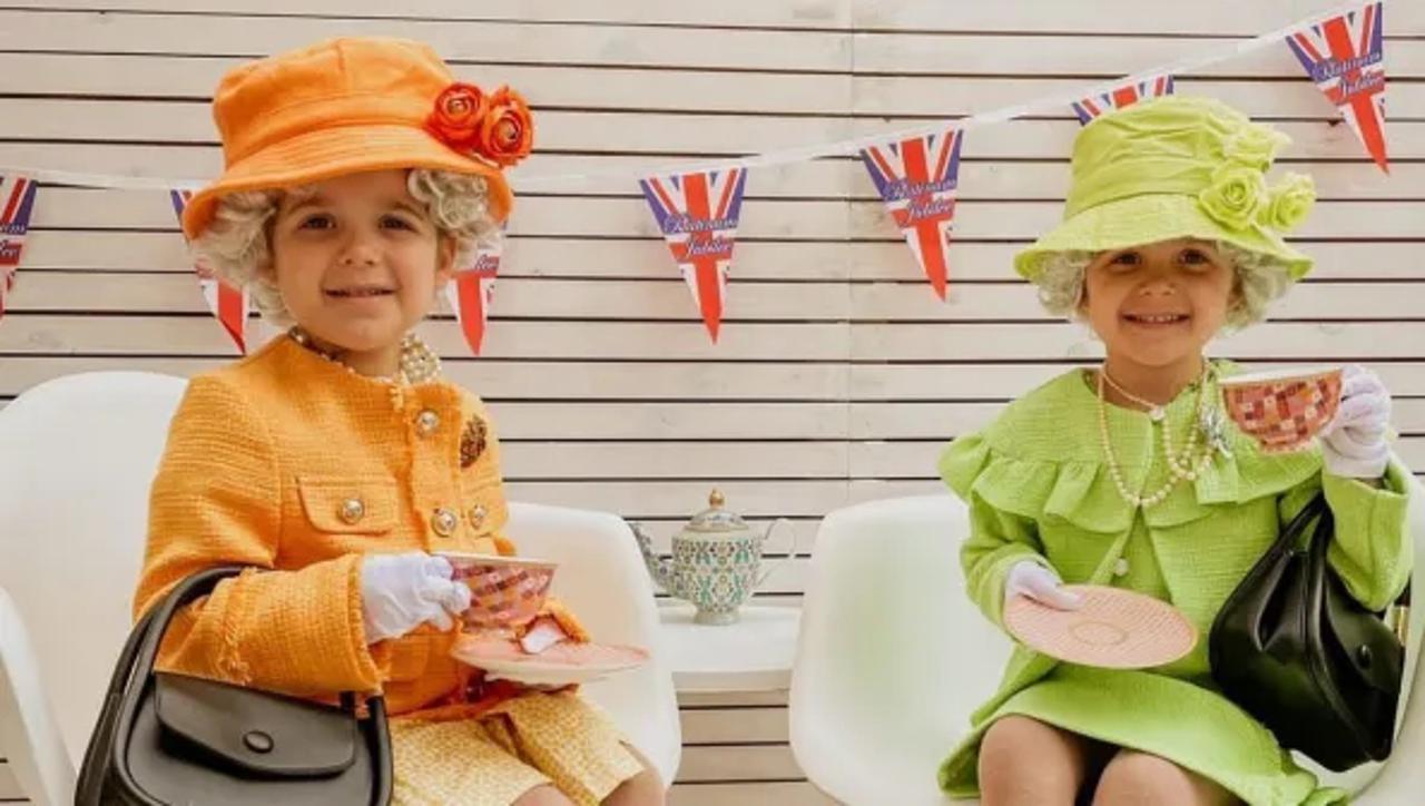 Četverogodišnje blizanke odjevene poput britanske kraljice
