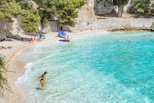 Plaža Kotlina, Bol na Braču