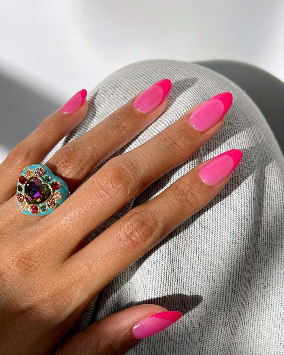 pink nokti | Autor: Instagram @overglowedit