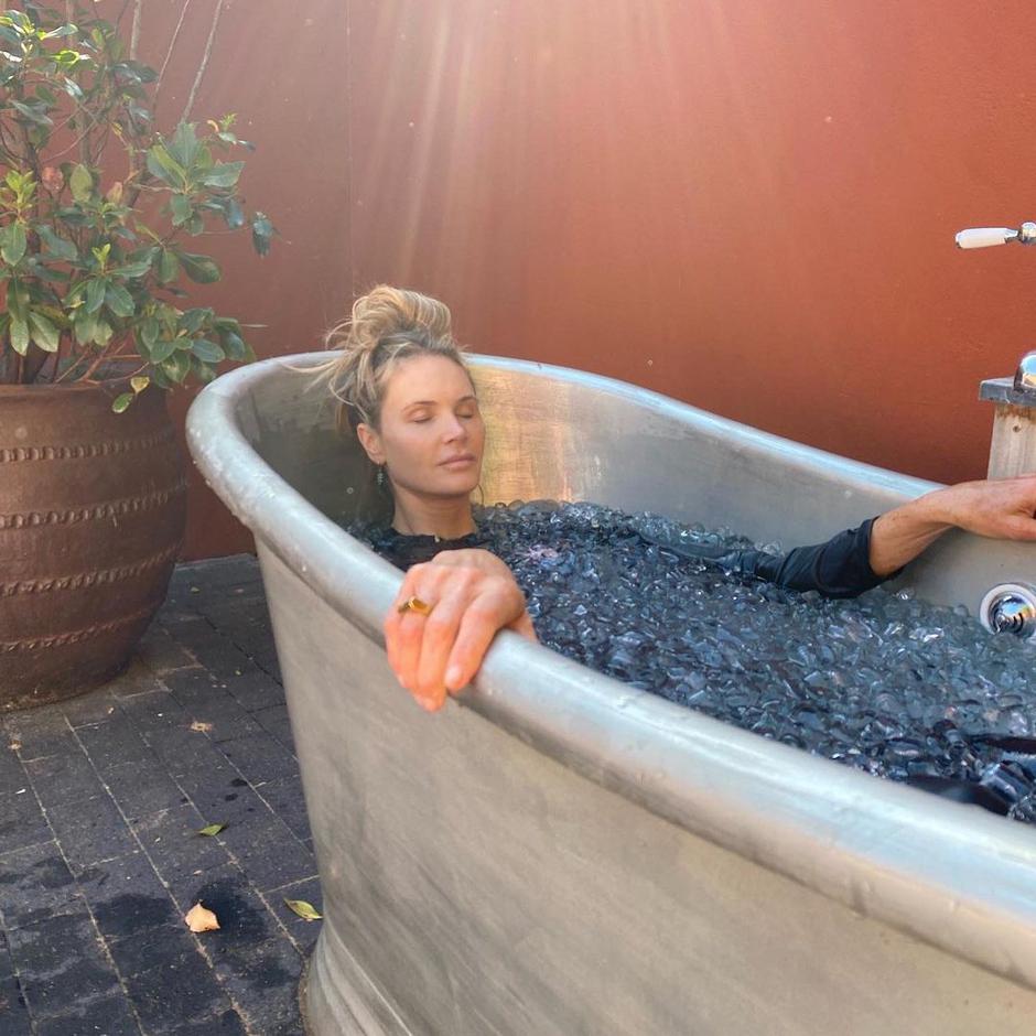 Ledena kupka | Autor: Instagram @ellemacpherson