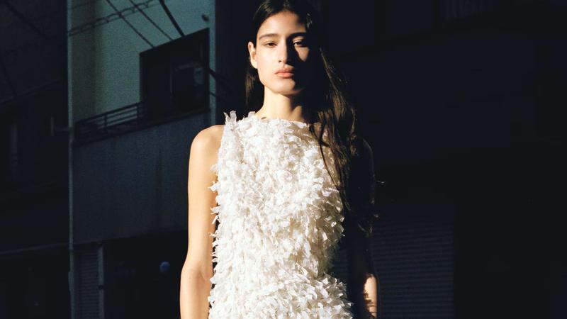 Poput labu&dstrok;eg jezera - top ukra&scaron;en lepr&scaron;avim 'perjem' savr&scaron;en je za posebne trenutke