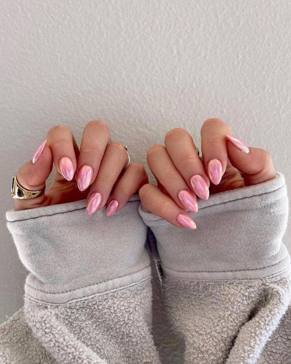 ružičasti nokti | Autor: Instagram @mimi.a.mi