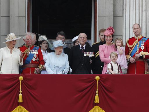 Kraljevska obitelj na balkonu Buckinghamske palače