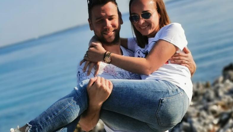 Luka Bulić postao otac curice po treći put! Raznježio je sve fotkom gdje zajedno sa suprugom drži ručicu tek rođene djevojčice