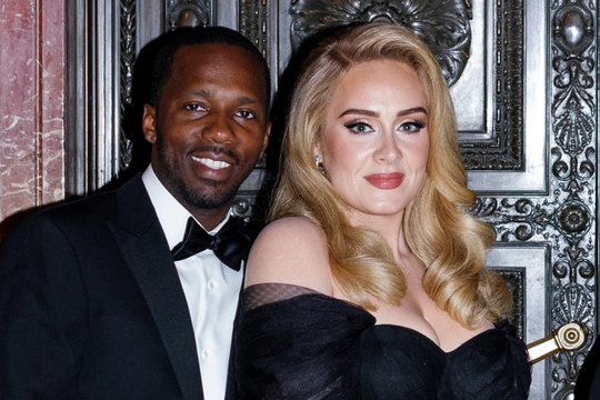 Adele je zasjala pored dečka Rich Paula u haljini gotičkog stila i Manolo Blahnik štiklama