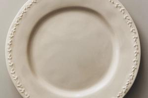 FOTO: Od minimalističkih bijelih do raskošnog cvjetnog uzorka, ovo su najljepši tanjuri za uskršnji stol