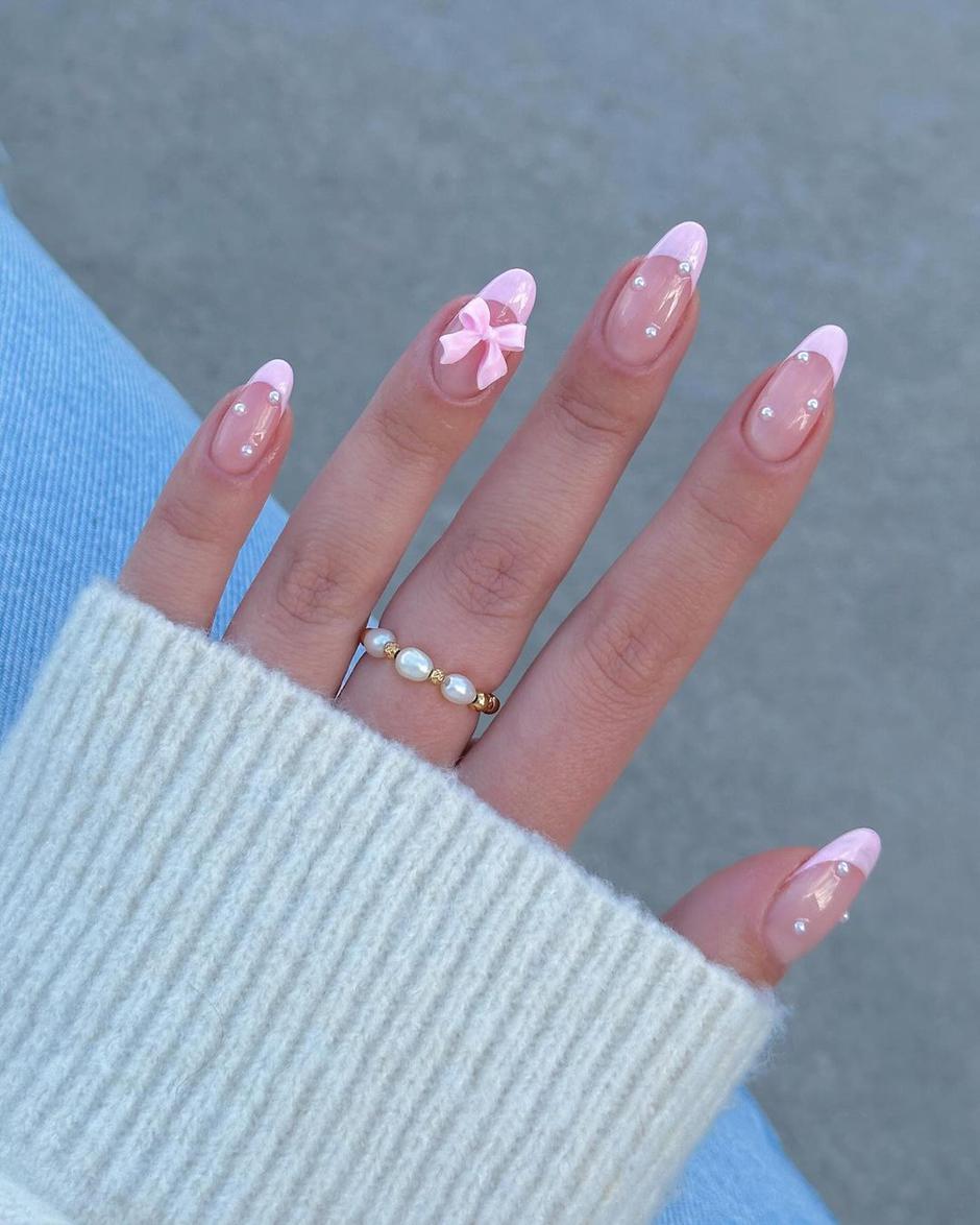 ružičasti nokti | Autor: Instagram @naileditbeauty