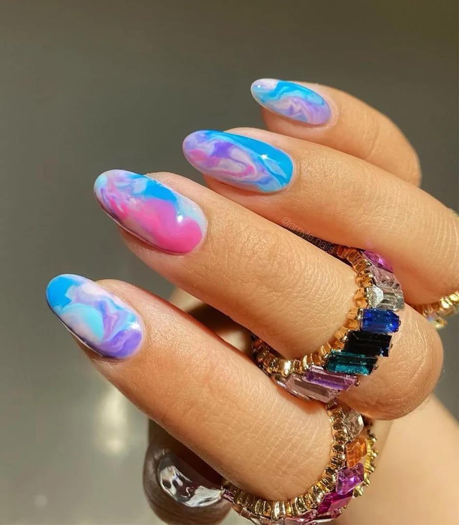 Foto: Instagram @amyle.nails, plavo ružičasti mramor | Autor: 