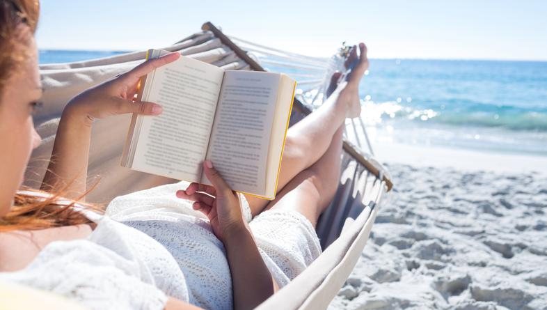 Uživanje u čitanju knjige na plaži