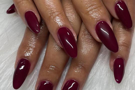 Cherry mocha nokti