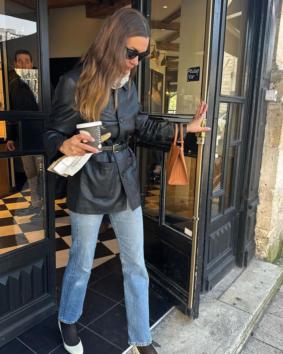 basic komadi koje Francuskinje nose uz traperice | Autor: Instagram @annelauremais