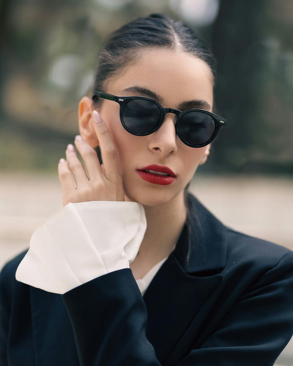 Sunčane naočale | Autor: Unsplash/Farshad Sheikhzadeh