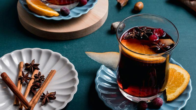 Recepti za vru&cacute;e koktele: 5 (&zcaron;estokih) zimskih koktela koji griju tijelo i du&scaron;u (i podi&zcaron;u raspolo&zcaron;enje)