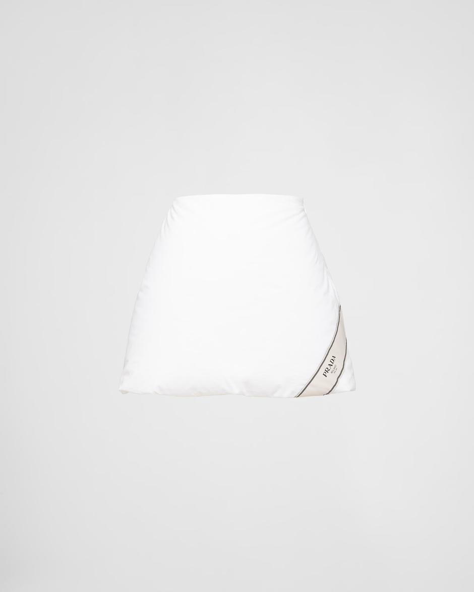Foto: Prada.com, mini suknja koja izgleda kao jastuk i poplun (950 eura) | Autor: Prada