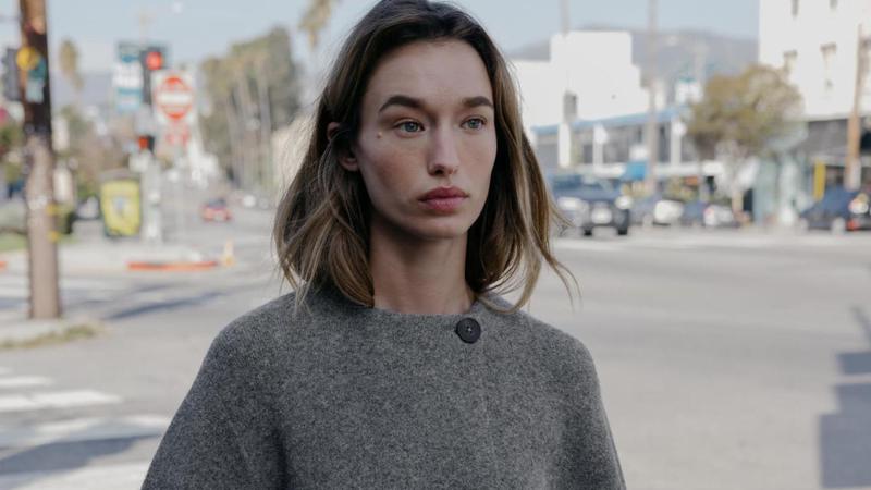 Ovo je jedan od najelegantnijih kardigana koje smo vidjeli. S prorezima na rukavima, asimetričnim vezanjem…