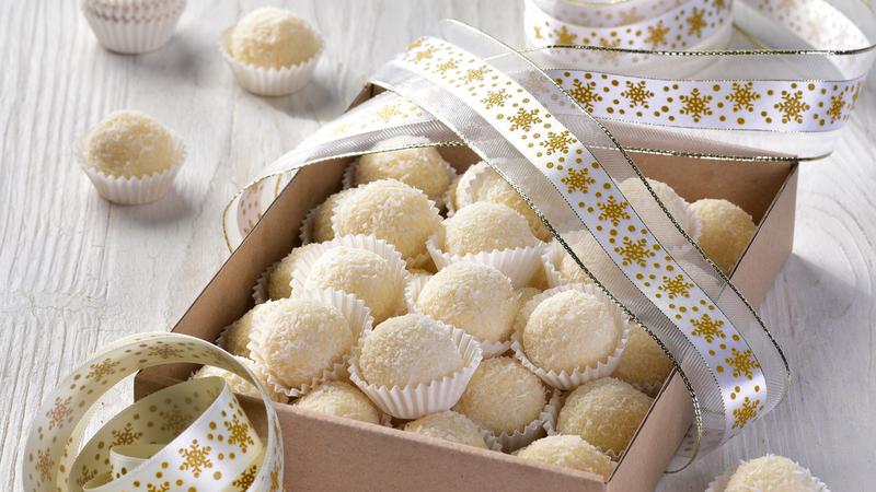 Priprema bo&zcaron;i&cacute;nih kola&ccaron;a se zahuktava pa donosimo jo&scaron; jedan recept - za doma&cacute;e Raffaello kuglice