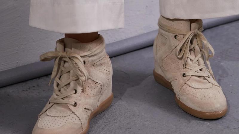 Svi znamo ikoni&ccaron;ne Isabel Marant tenisice na petu. Prona&scaron;li smo im dupli&cacute;, u &ccaron;etiri dobre boje