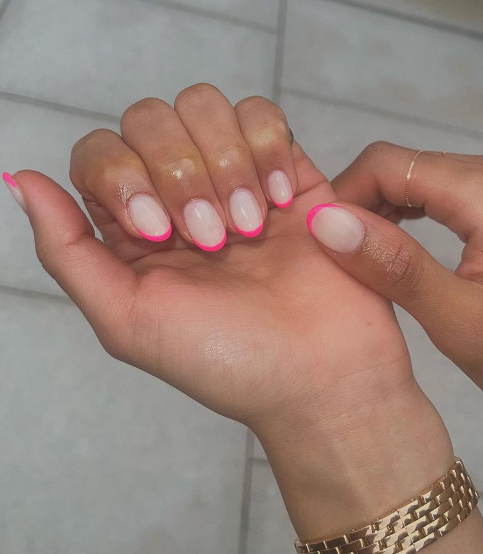 ružičasti nokti | Autor: Instagram @harrietwestmoreland