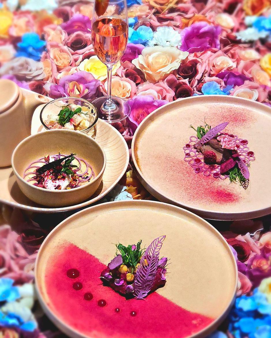 Foto: Instagram @wonderland_ljubljana, hrana na cvjetnom stolu | Autor: Instagram @wonderland_ljubljana