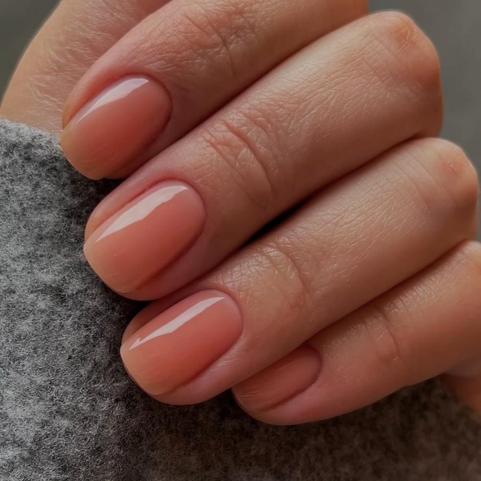 peach fuzz manikura | Autor: Instagram @kate_rosebeauty